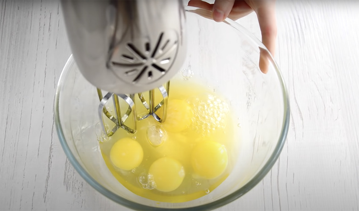 смешать яйца с сахаром
