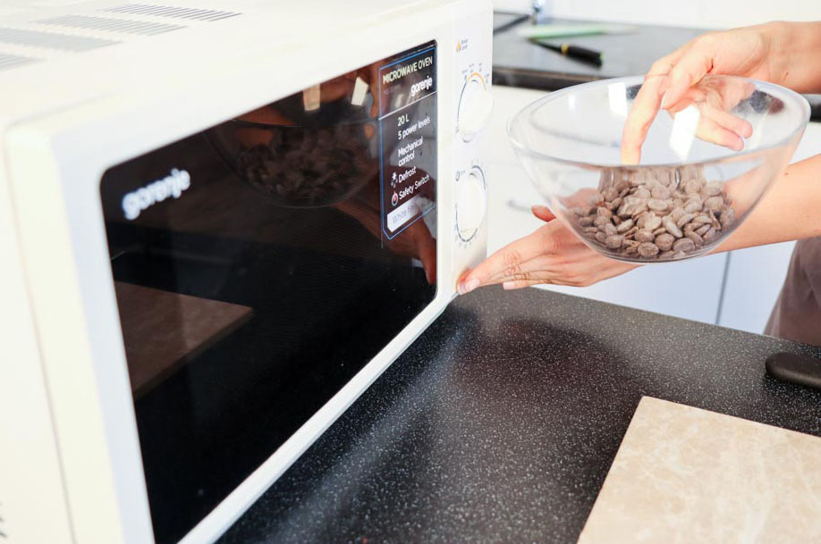 Можно ли растопить шоколад в микроволновке и как правильно это сделать