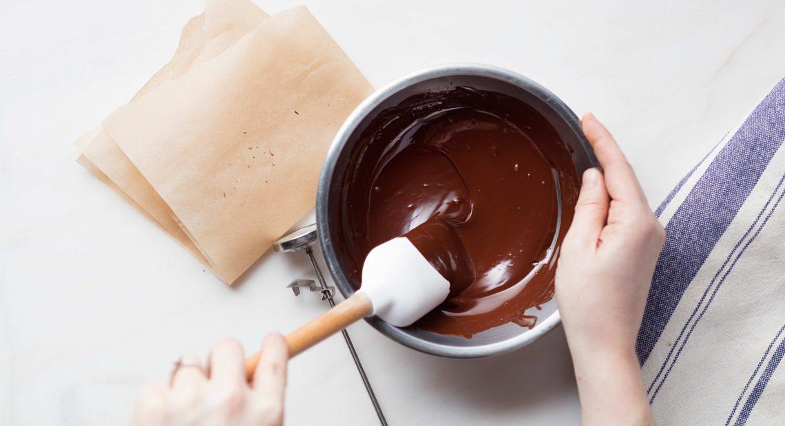 Можно ли растопить шоколад в микроволновке и как правильно это сделать