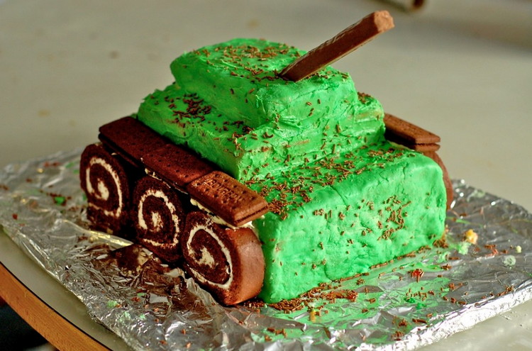 торт в форме танка