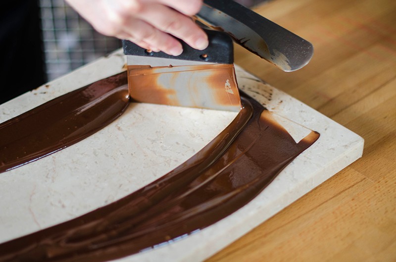 Темперирование шоколада на мраморе