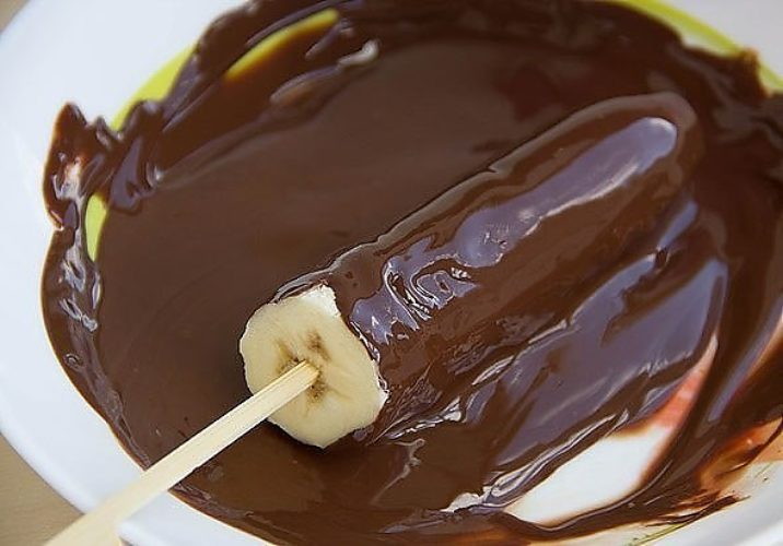 окунуть банан в шоколад